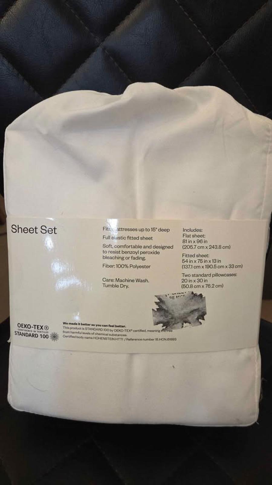 Room Essentials Bed sheet set Microfiber size Full color White