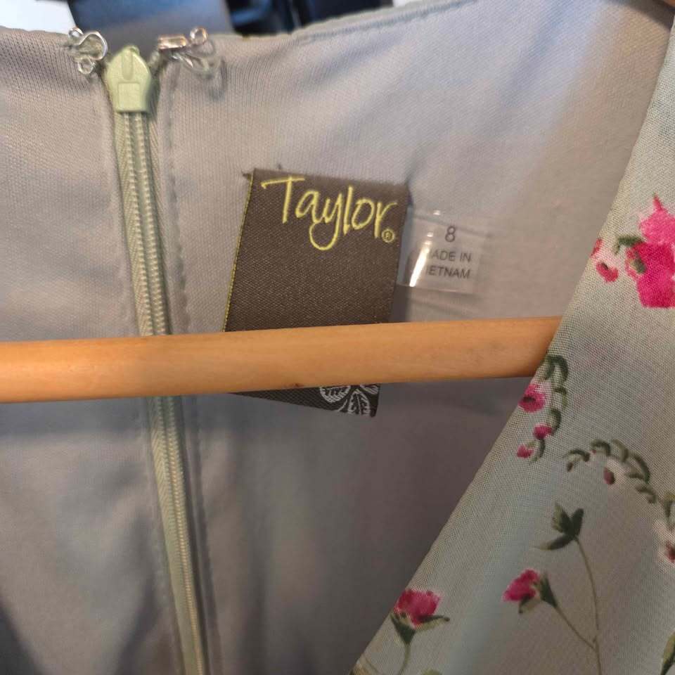 Robe Taylor à fleurs, col en V et taille smockée, taille M, taille 8