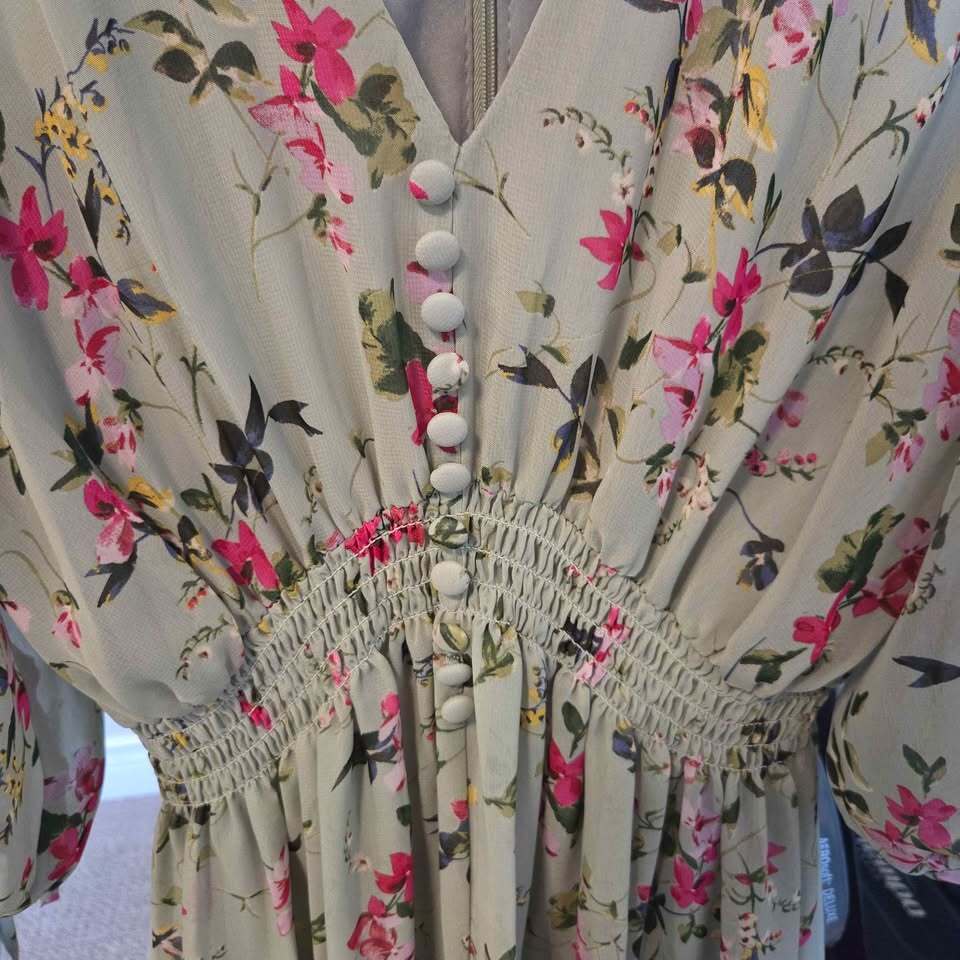 Robe Taylor à fleurs, col en V et taille smockée, taille M, taille 8